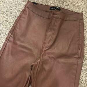 Faux Leather pants
COLOR: brown